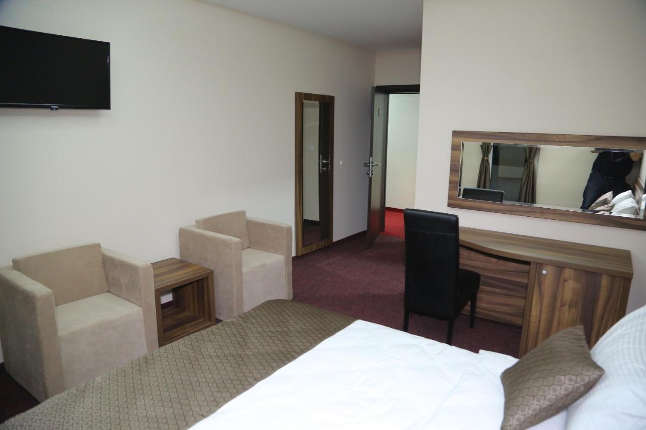 "Poseidon" Centar Aparthotel Stari Banovci Exteriör bild
